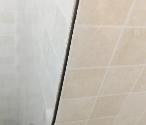 烟台瓷砖空鼓维修公司分享阳台瓷砖脱落的修复过程可以分为以下几个步骤